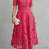 VESTIDO MIDI CON ENCAJE REFINADO Y CUELLO ALTO