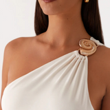 VESTIDO DE UN SOLO HOMBRO CON HEBILLA METÁLICA Y LAZO