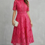 VESTIDO MIDI CON ENCAJE REFINADO Y CUELLO ALTO