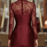 VESTIDO CORTO ENVOLVENTE DE SATÉN BURDEOS CON ENCAJE
