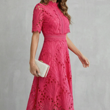 VESTIDO MIDI CON ENCAJE REFINADO Y CUELLO ALTO