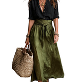 CONJUNTO BOHO CON BLUSA NEGRA Y FALDA MIDI DE SATÉN VERDE OLIVA
