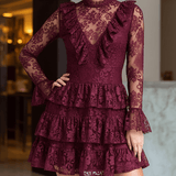 VESTIDO CORTO BURDEOS DE ENCAJE FLORAL CON VOLANTES EN CAPAS
