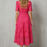 VESTIDO MIDI CON ENCAJE REFINADO Y CUELLO ALTO
