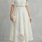 VESTIDO MIDI CON ENCAJE REFINADO Y CUELLO ALTO