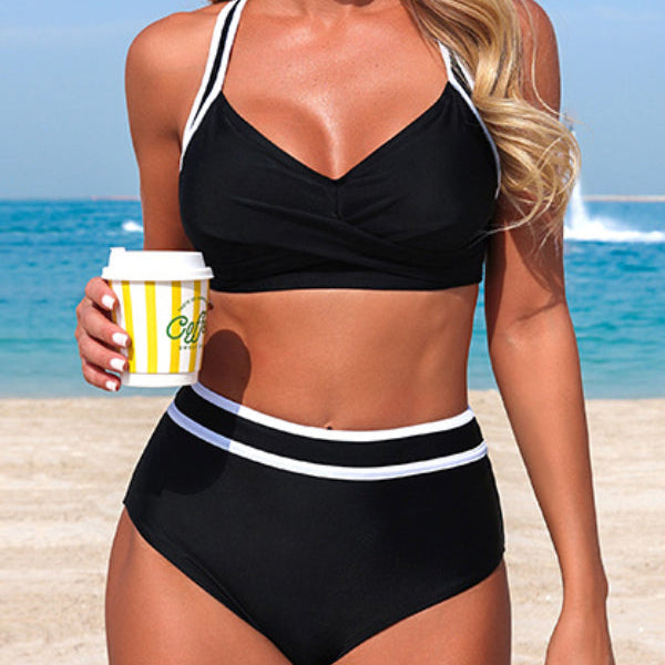 BIKINI DE DOS PIEZAS DE TIRO ALTO CON RAYAS Y DISEÑO EN CONTRASTE