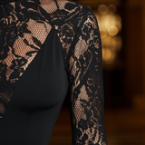VESTIDO MIDI DE ENCAJE NEGRO CON CUELLO ALTO Y FALDA PLISADA