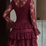 VESTIDO CORTO BURDEOS DE ENCAJE FLORAL CON VOLANTES EN CAPAS