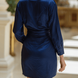 VESTIDO MINI CAMISERO DE SATÉN AZUL MARINO CON PLISADO ASIMÉTRICO