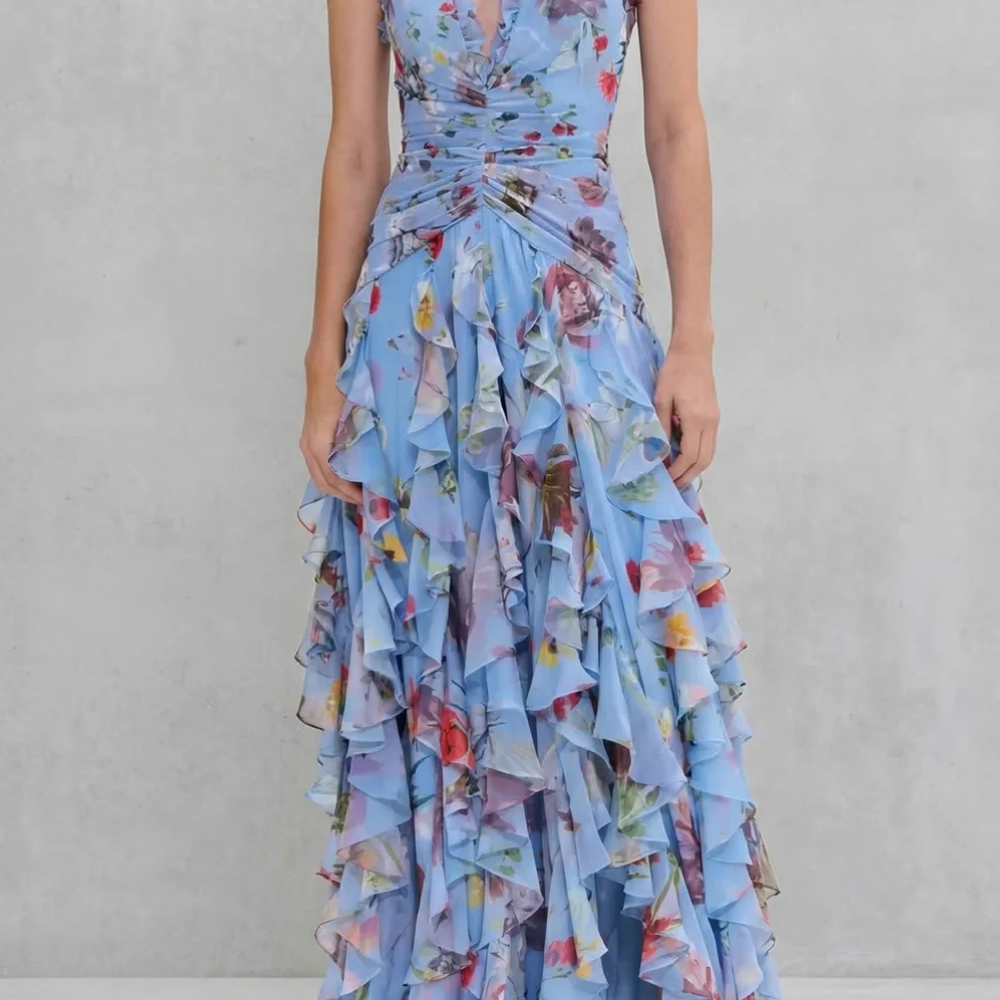 VESTIDO MAXI HALTER CON CASCADA ROMÁNTICA DE ROSAS