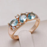 Anillo vintage de circonita azul elegante en oro