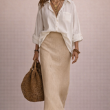CAMISA BLANCA DE LUJO DISCRETO CON FALDA MAXI ACANALADA SUAVE
