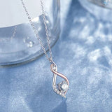 Collar con Grifo en Plata y Cristal