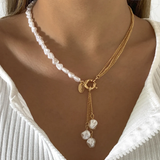 Collar con elegante joya colgante de perlas