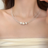 Collar con capas de perlas blancas