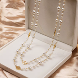Collar de oro elegante con pequeña perla