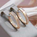 Pendientes brillantes hechos de oro y diamantes