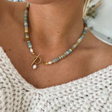Collar retro dorado con piedras