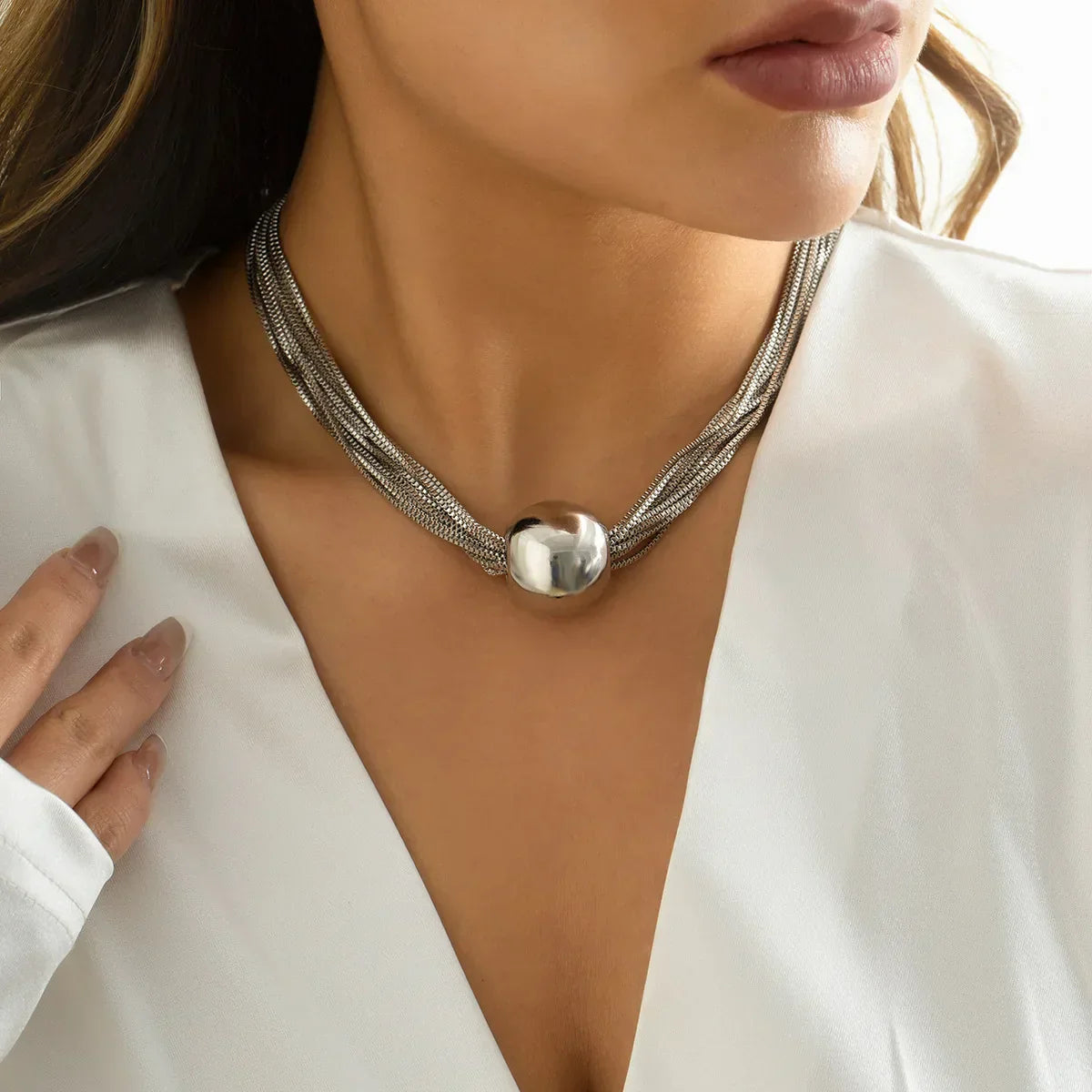 Collar retro con cuentas de colores en color dorado