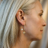Pendientes colgantes retro en oro con margaritas
