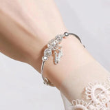 Pulsera Ajustable con Colgante de Tres Hojas en Plata