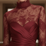 VESTIDO CORTO ENVOLVENTE DE SATÉN BURDEOS CON ENCAJE