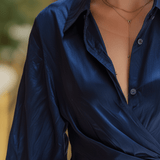 VESTIDO MINI CAMISERO DE SATÉN AZUL MARINO CON PLISADO ASIMÉTRICO