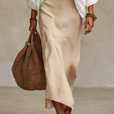 CAMISA BLANCA DE LUJO DISCRETO CON FALDA MAXI ACANALADA SUAVE